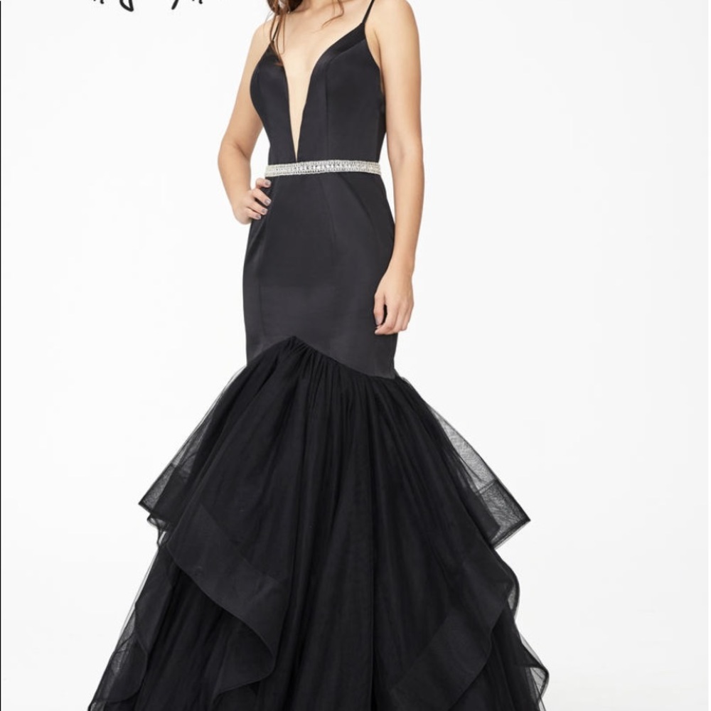 NWT Angela & Alison gown so 4. /pageant/sweet16/engagement shoot/quinceanera